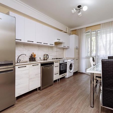Apartament Confortabil In Centrul Orasului! คีชีเนา ภายนอก รูปภาพ