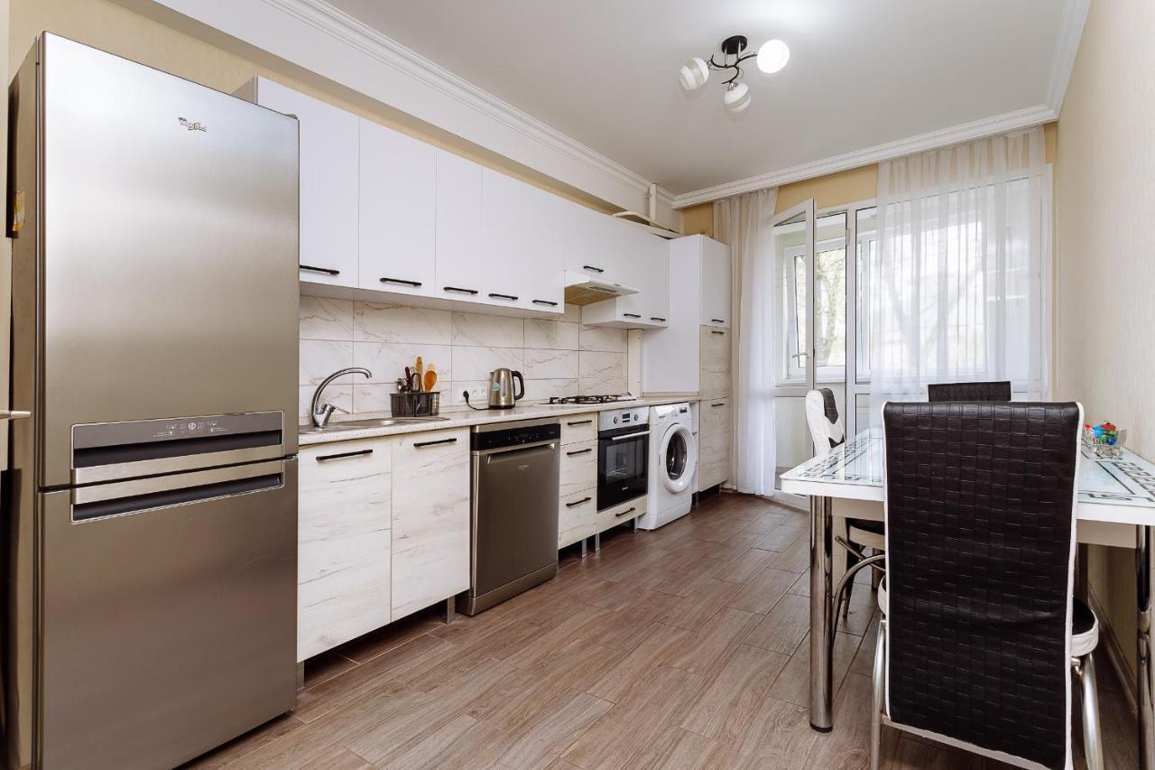 Apartament Confortabil In Centrul Orasului! คีชีเนา ภายนอก รูปภาพ